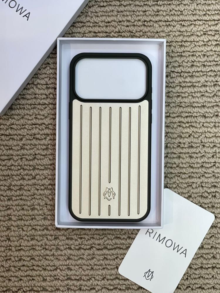 كوفر IPHONE من ريموا ايفون 17 و17 برو ماكس باللون الأبيض والأسود