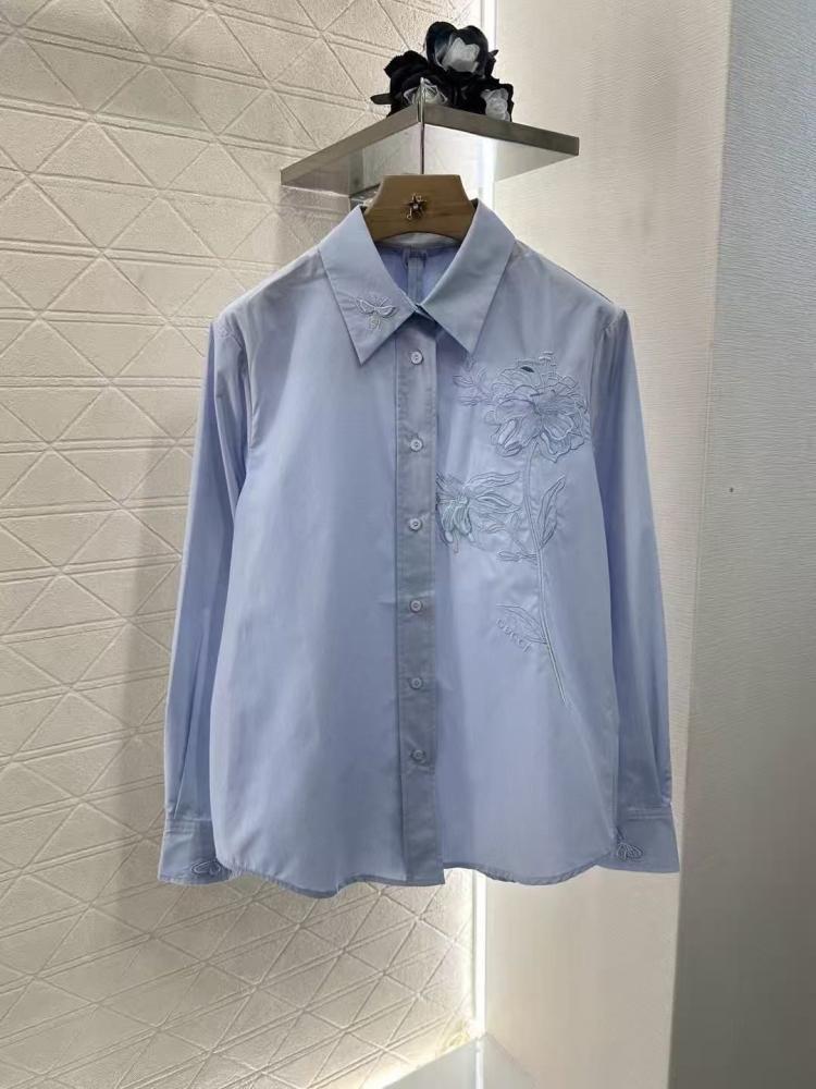 قميص Gucci نسائي بوبلين مزين بتطريز زهور لون أزرق