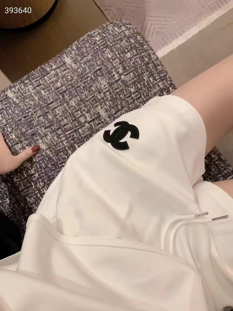 سيت شانيل قميص بدون أكمام مع شورت باللون الأبيض