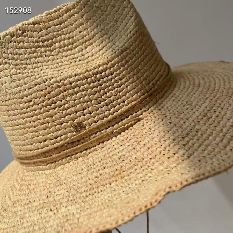قبعة Celine Raffia Crochet مزينة بشعار ذهبي صغير
