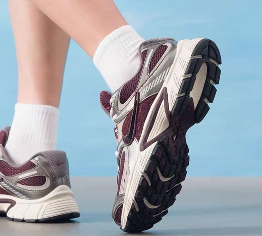 حذاء Nike V5 RNR الرياضي بلون بني وفضي معدني