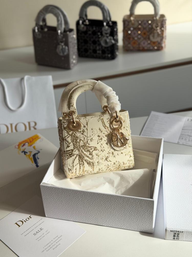 شنطة Lady Dior صغيرة 17سم بنقش Jardin d Hiver لون الأبيض وتطريز ذهبي