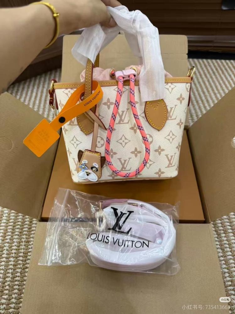 حقيبة بشكل سلة Louis Vuitton Neverfull BB مونوغرام أبيض