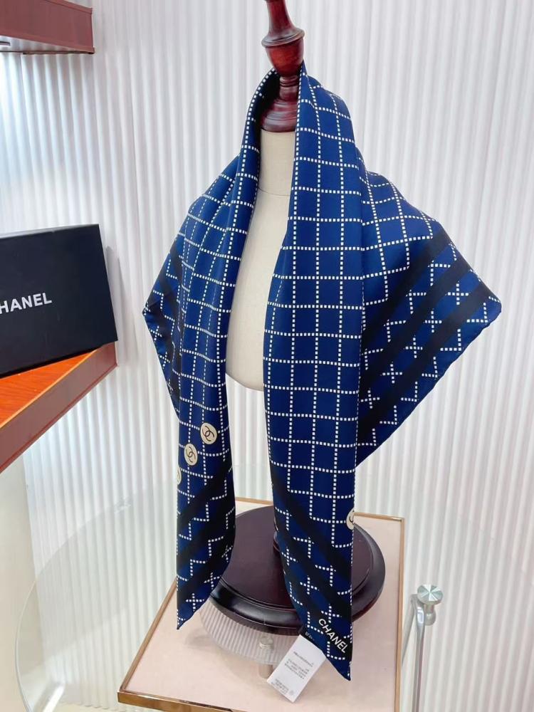 اسكارف شانيل مربع بنقشة ماسية بلون كحلي