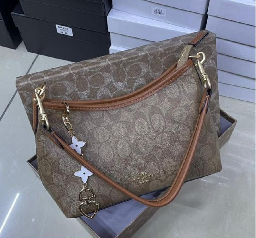 شنطة Coach لورل بنقشة شعار الماركة لون بني