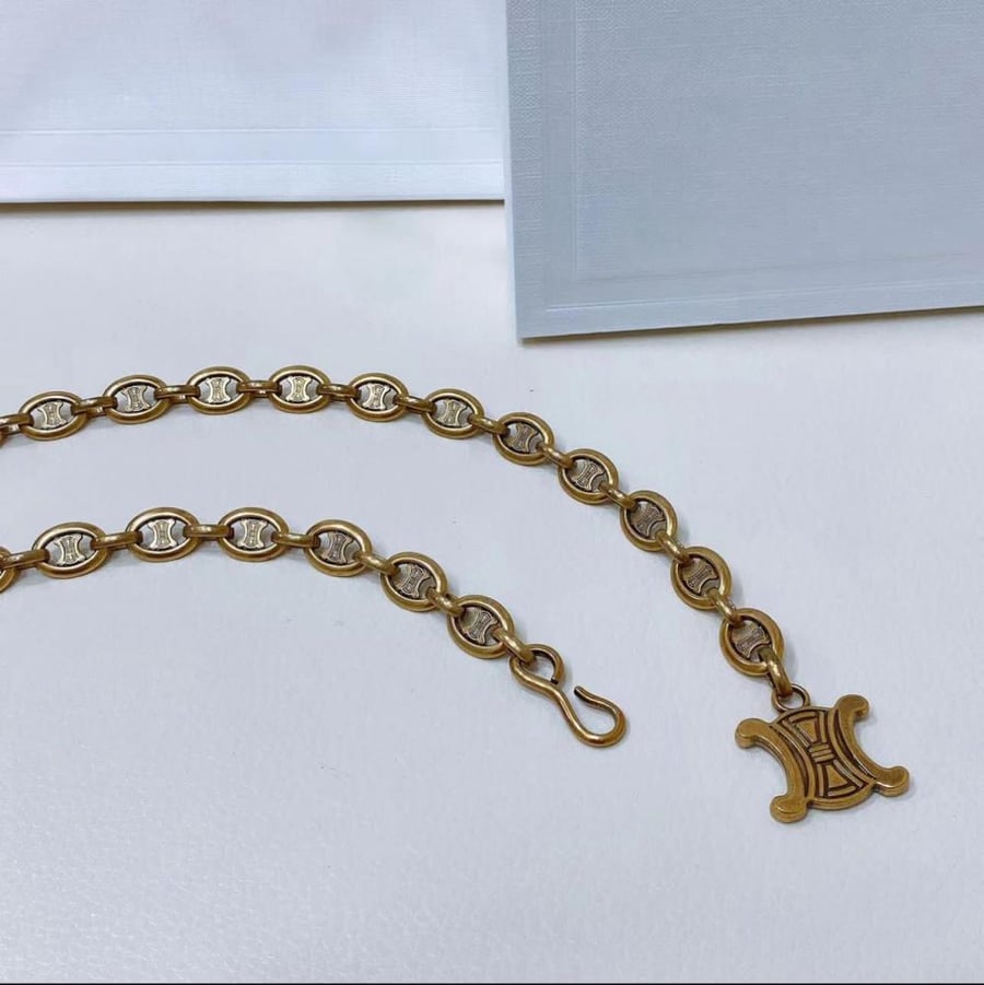 حزام سلسلة خصر معدني باللون الذهبي من ماركة سيلين