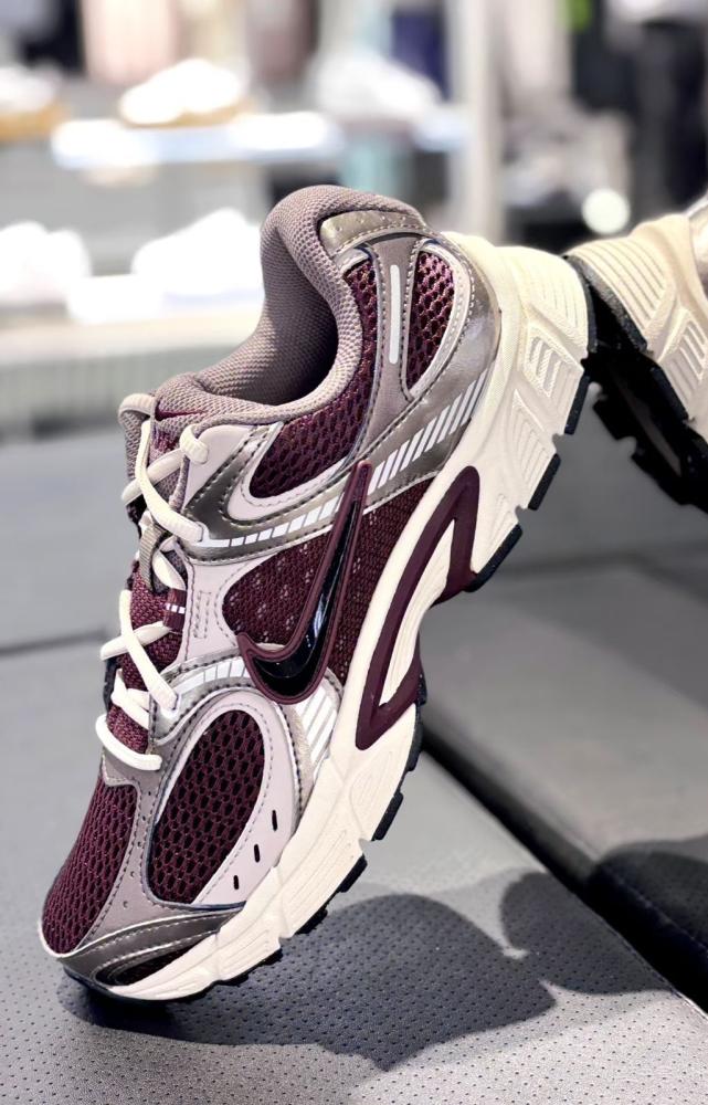 حذاء Nike V5 RNR الرياضي بلون بني وفضي معدني