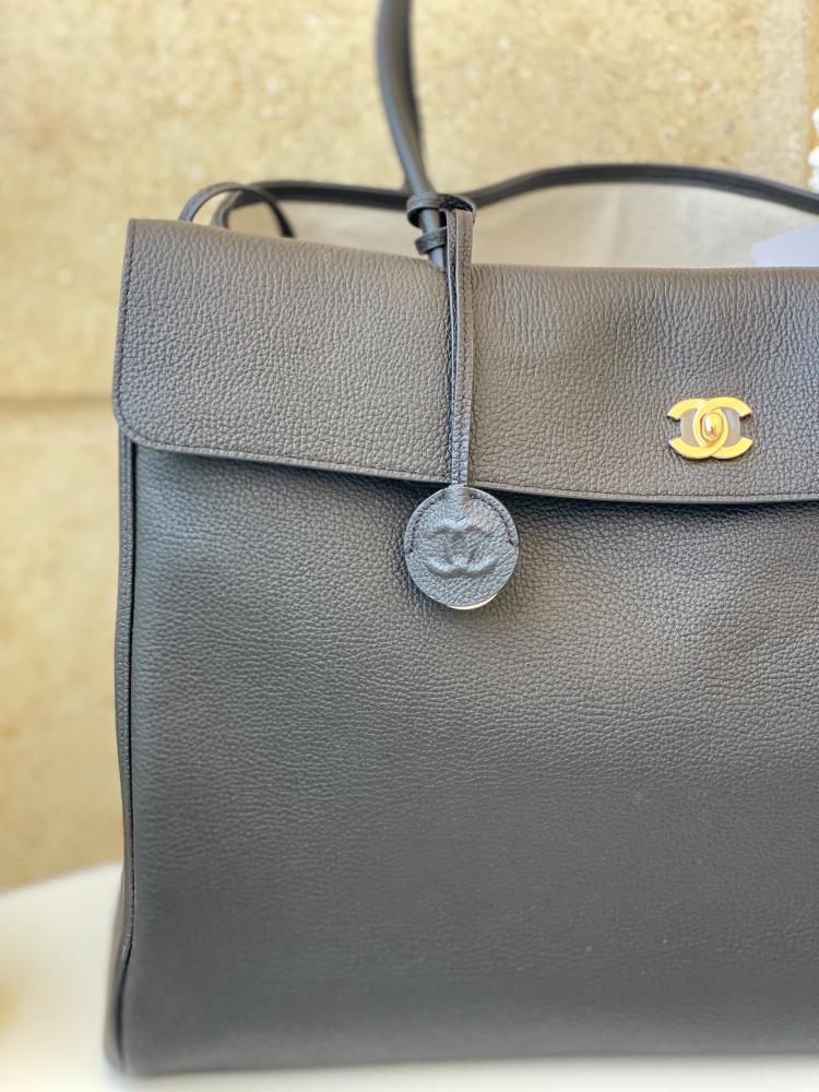 حقيبة سوداء كبيرة من شانيل من الجلد الحبيبي بشعار CC باللون الذهبي