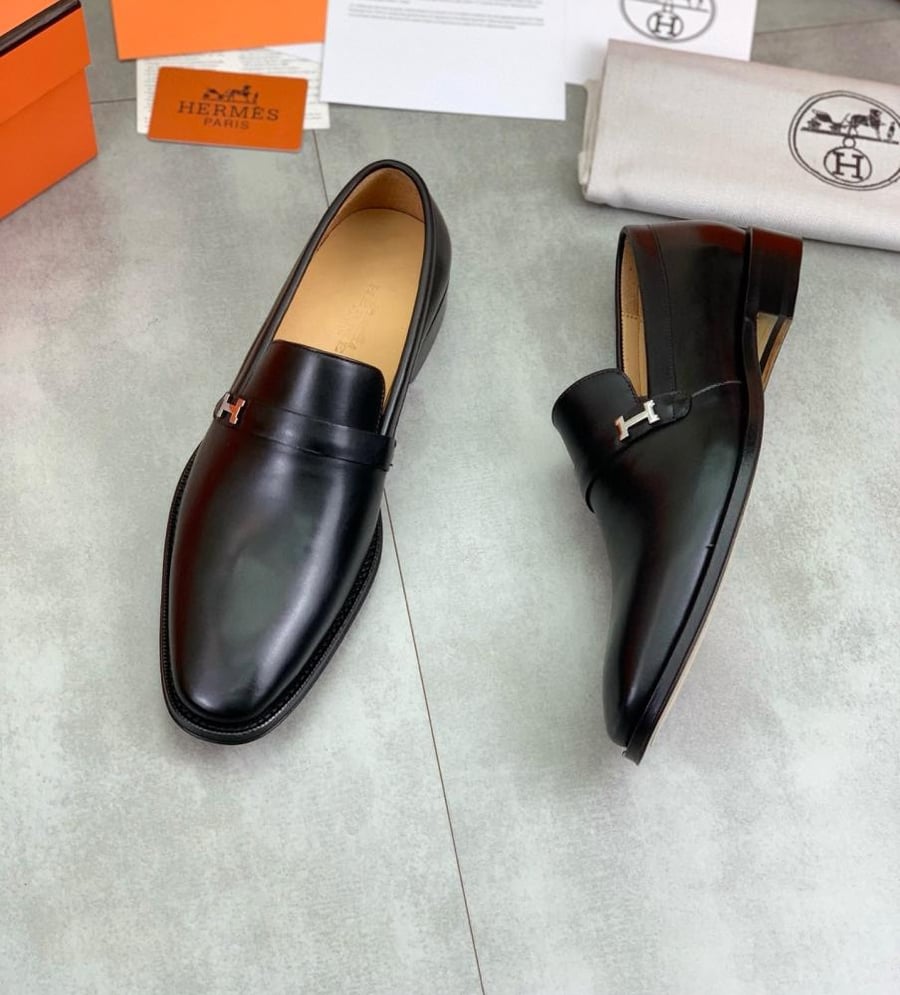 حذاء لوفر أسود ماركة Hermès بلمسة لامعة