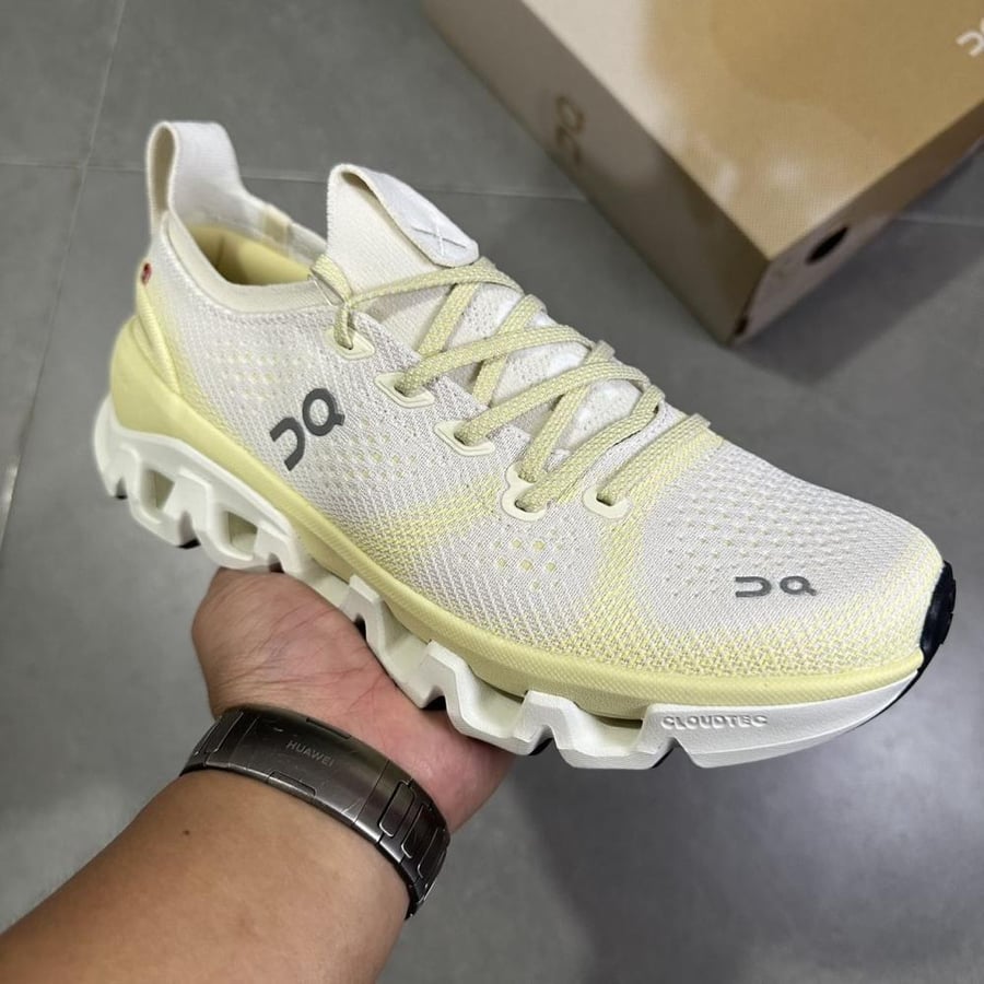 حذاء أون كلاود اكس تيمبو برو باللون الأبيض والأصفر
