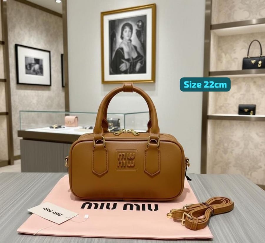 حقيبة يد صغيرة ميو ميو اركادي بلون كراميل