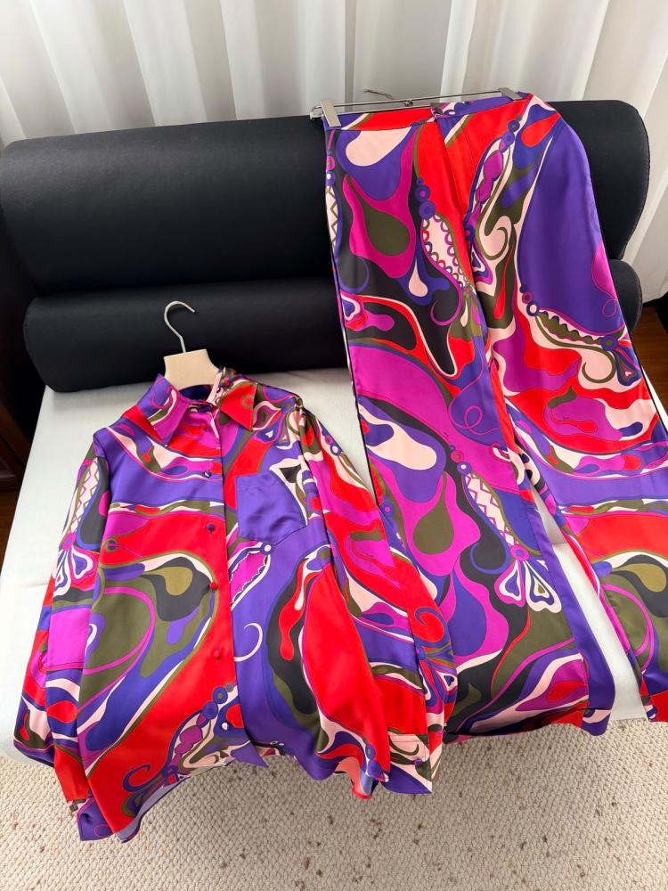 طقم Pucci نسائي قميص وبنطال بنقشة تجريدية متعددة الألوان