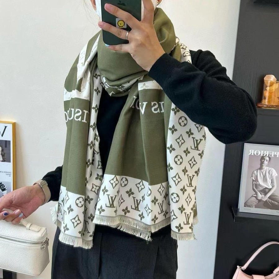 وشاح رقبة نسائي لويس فيتون باللون الأخضر الزيتوني والأبيض مع نقشة المونوغرام