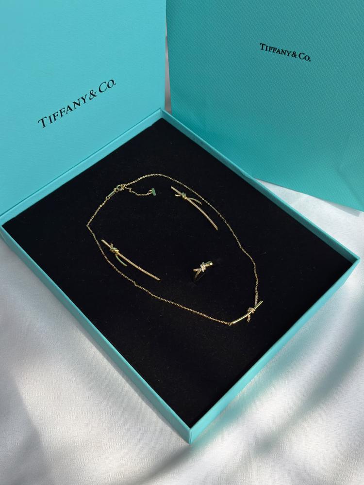 طقم اكسسوار من تيفاني اند كو Tiffany Knot بلون ذهبي