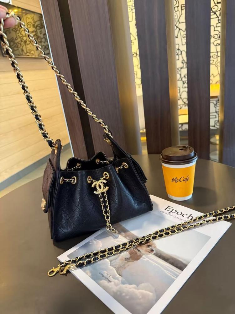 شنطة كتف سوداء chanel hobo بسلسلة ذهبية