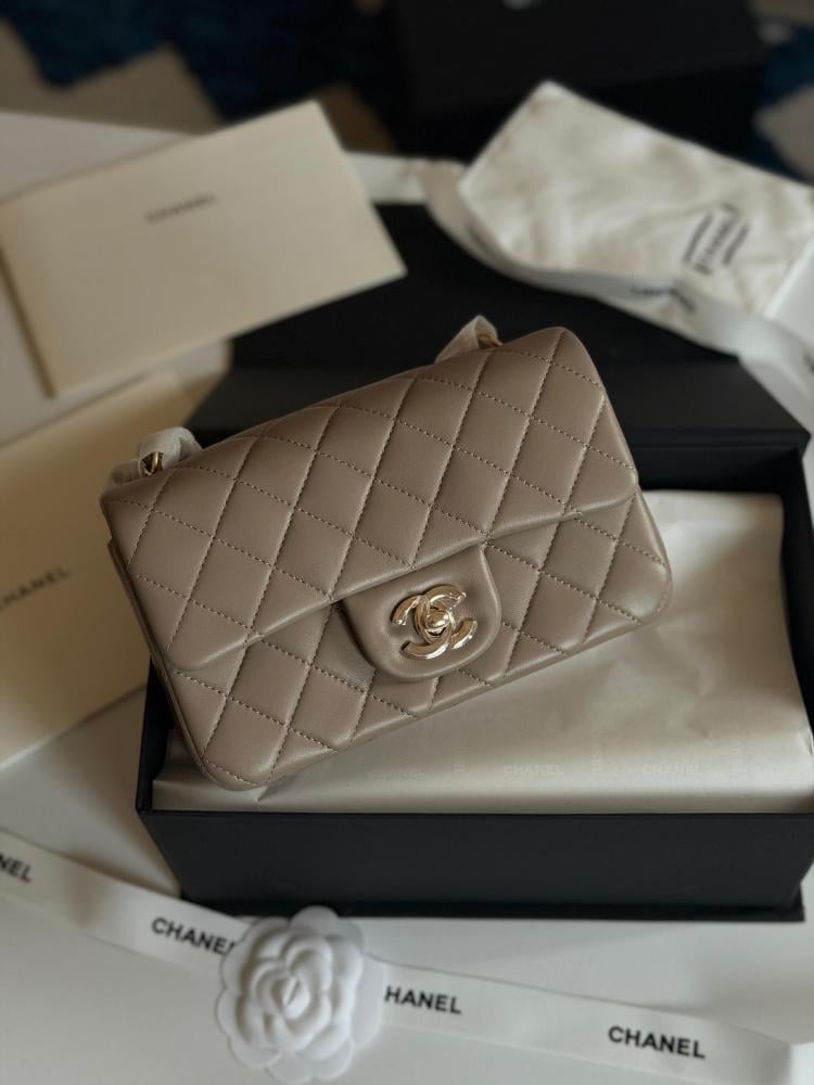 شنطه chanel ماتيلاسيه جلد ناعم بلون رمادي