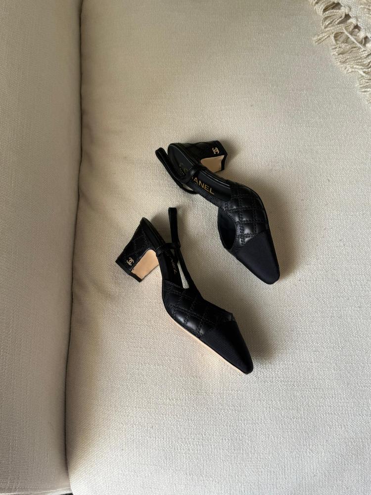 حذاء اسود chanel بكعب عريض وحزام خلفي