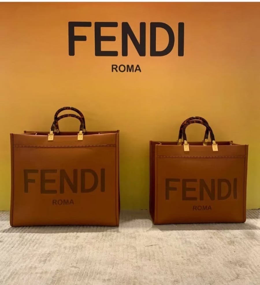 شنطة فيندي نسائية بنية واسعة بطبعة FENDI بمقبض جلدي