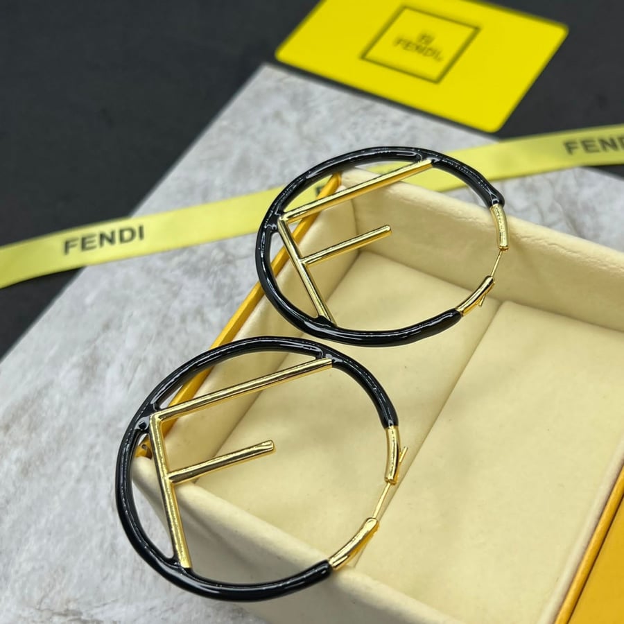 أقراط فيندي نسائية FENDI EARRING دائرية حواف باللون الذهبي وطلاء أسود