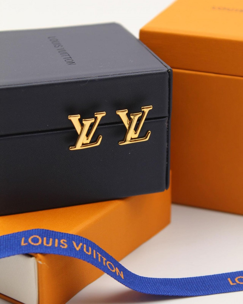 أقراط نسائية لويس فيتون LV لوقو بلون ذهبي