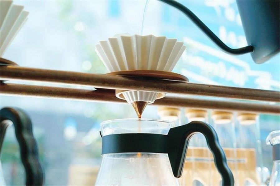 قمع الترشيح V60 مطابق لـ اوريقامي مع قاعدة ابيض - مقاس 02 | V60 Dripper