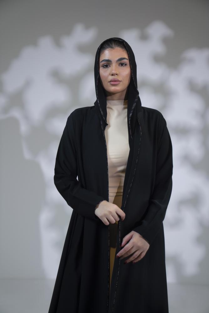 عباية كريب خفيف دبل كلوش سادة اسود بقيطان