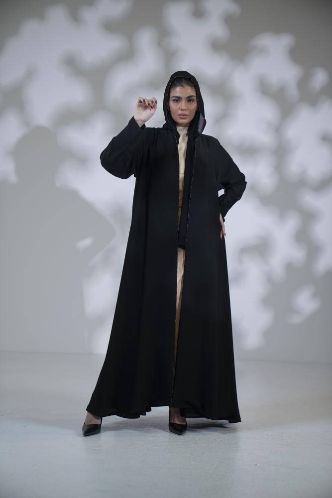 عباية كريب خفيف دبل كلوش سادة اسود بقيطان