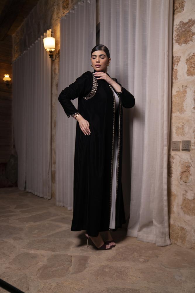 عباية مخمل اسود كولة تطريز الكتف والياقة