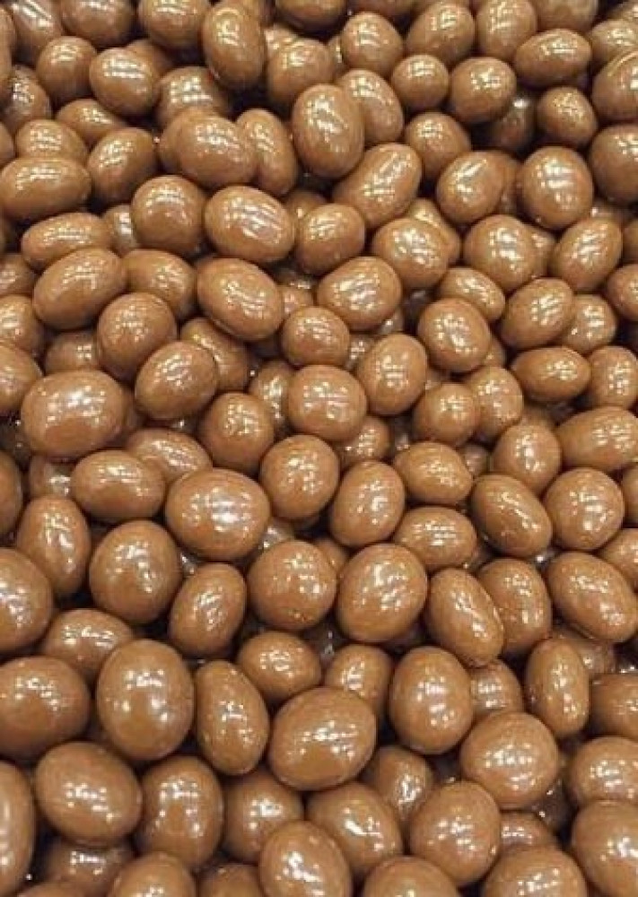 ملبس بندق بالشوكولاته