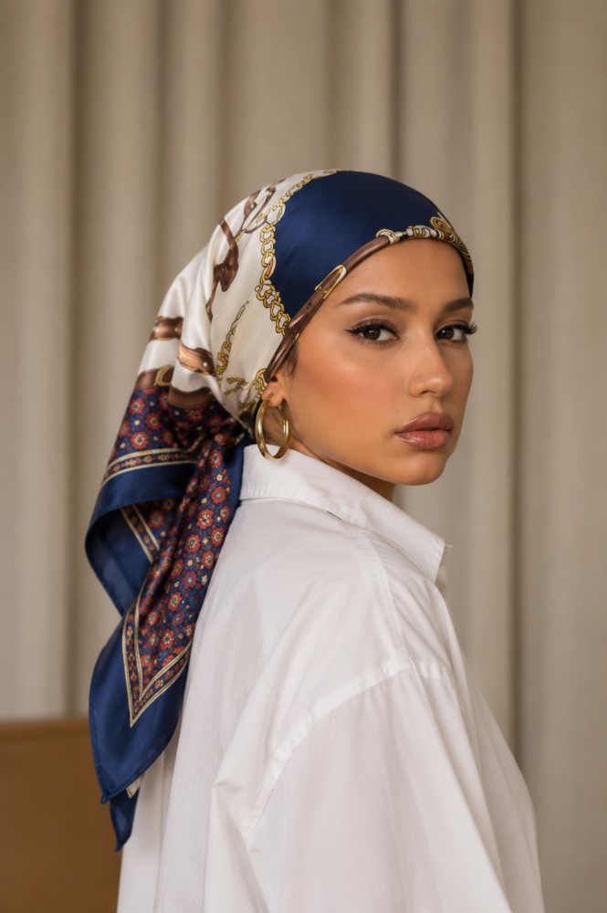 سكارف مع بندانة مخيطة