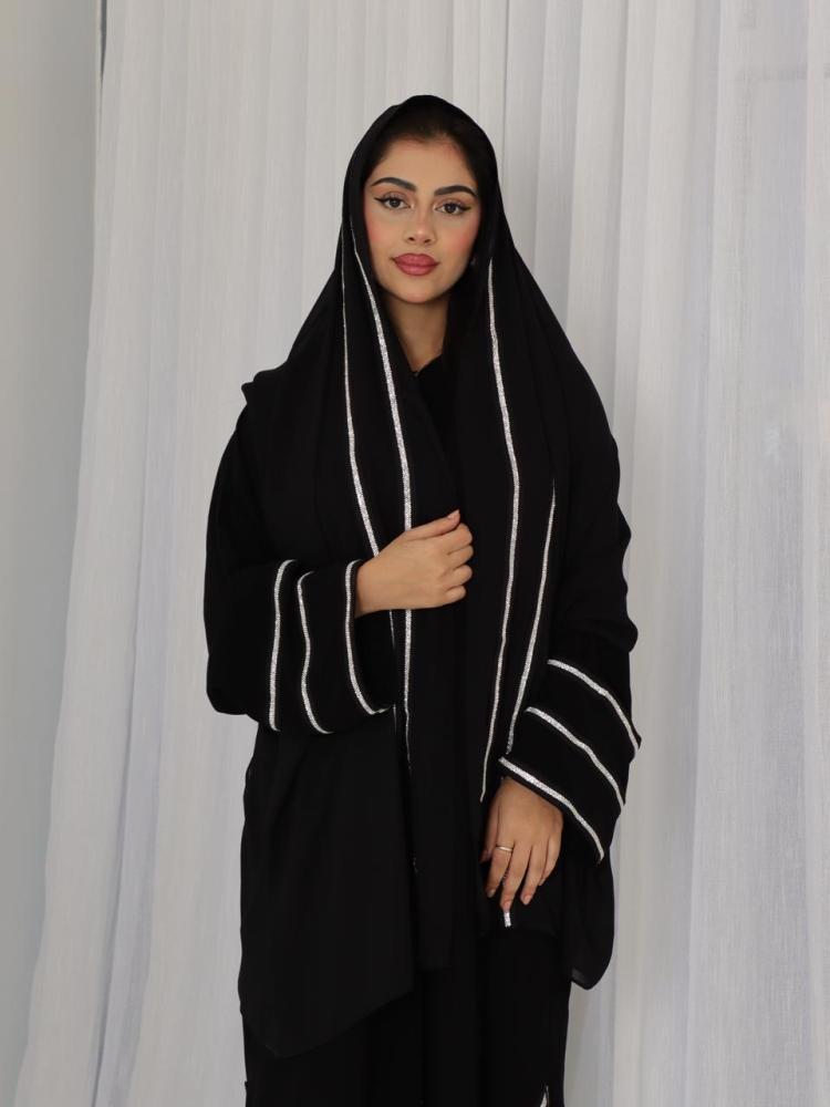 عبايه بأكمام وطرحم مزينة بكرستال لامع
