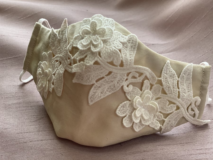 كمامة بكلفة بدانتيل اوف وايت ورد بارزة -Mask with  accesories