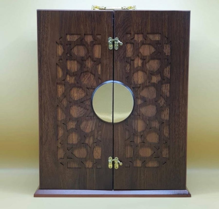 Print gilded wooden souvenir shield with box