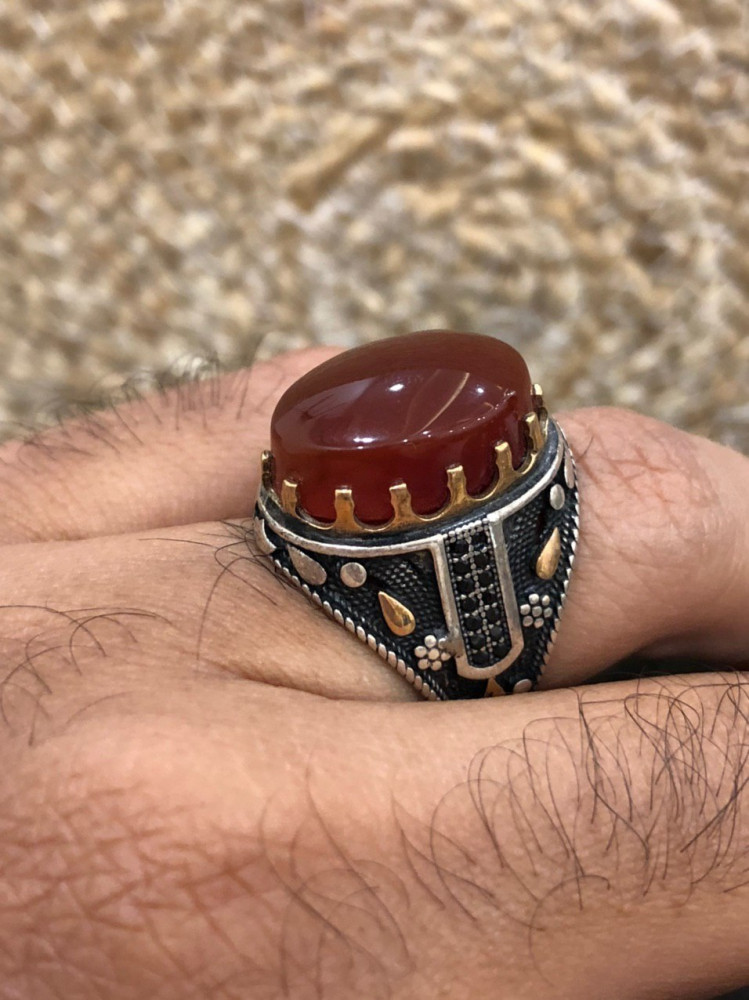 خاتم الفضة بالعقيق اليماني الطبيعي  وصياغة جميلة ومميزة
