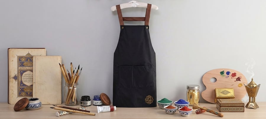 مريلة سوداء للأعمال الفنية