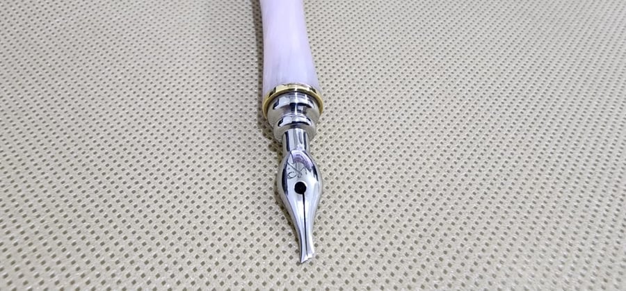Al-Agha pen, stainless steel, white color, light wave pattern, wood, 2 mm size