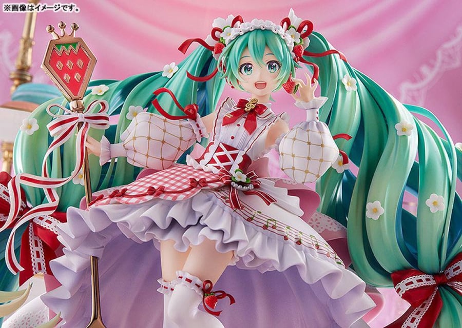 مجسم ستروبيري ميكو l الفراولة – إصدار الذكرى الـ15 | Hatsune Miku: 15th Anniversary Ver Strawberry