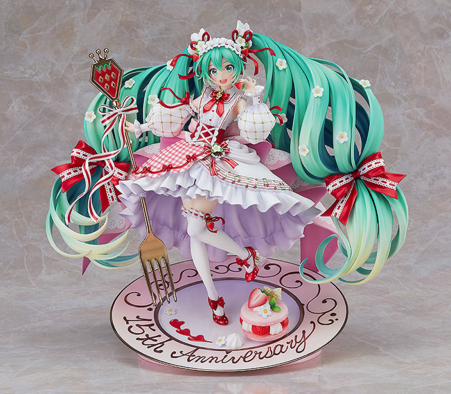 مجسم ستروبيري ميكو l الفراولة – إصدار الذكرى الـ15 | Hatsune Miku: 15th Anniversary Ver Strawberry