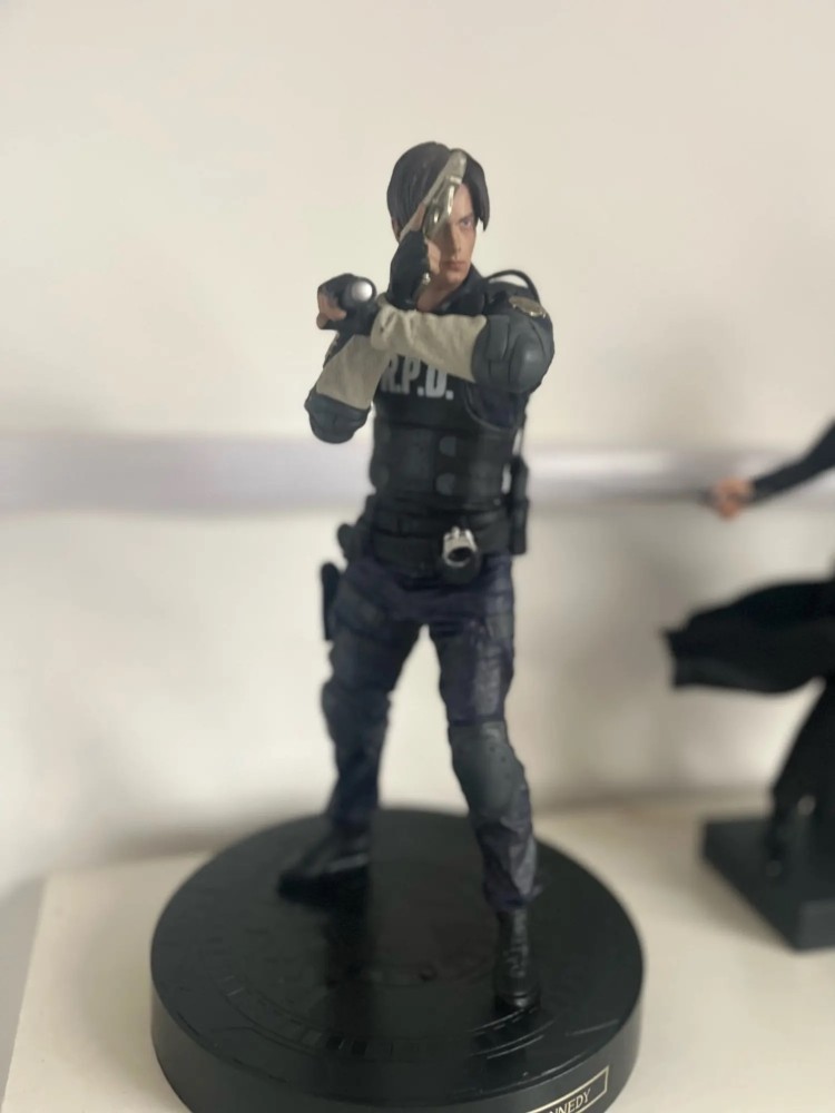 مجسم ليون - resident evil