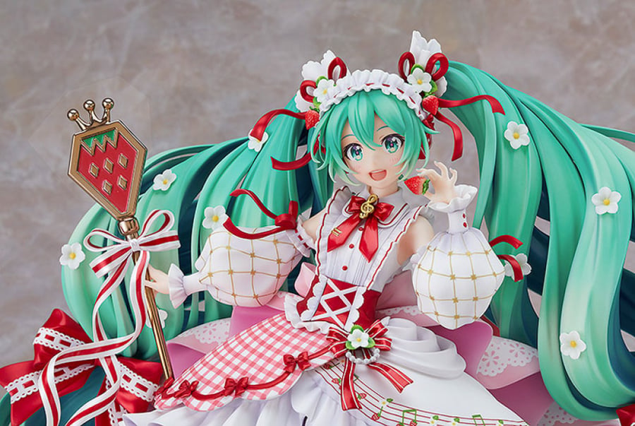 مجسم ستروبيري ميكو l الفراولة – إصدار الذكرى الـ15 | Hatsune Miku: 15th Anniversary Ver Strawberry