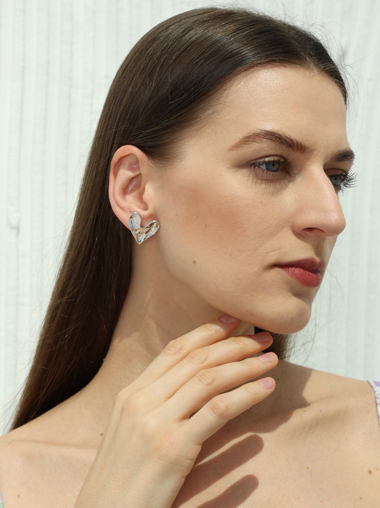 أقراط أذن بتصميم معدني بشكل قلب - فضي