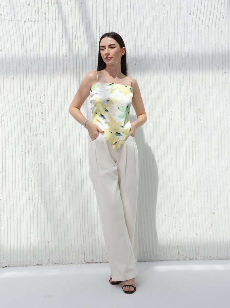توب حرير بطباعة ازهار صفراء