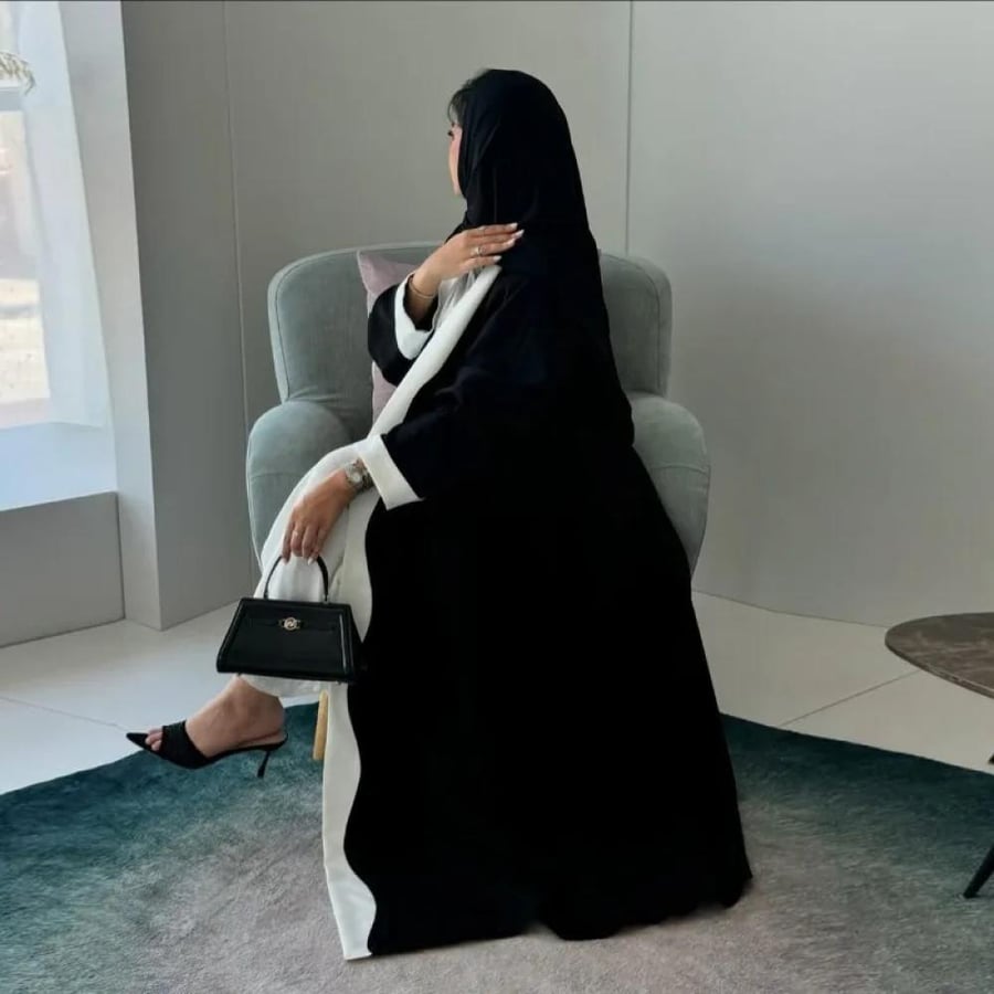عبايه اسود وابيض