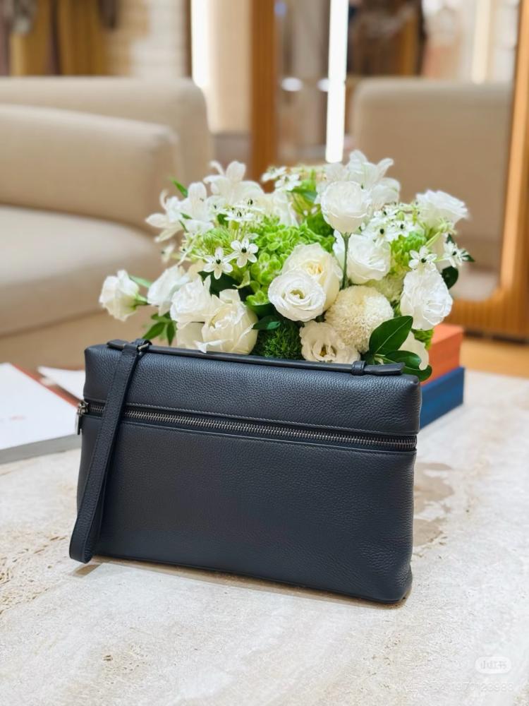 ‏Loro Piana Extra Pouch