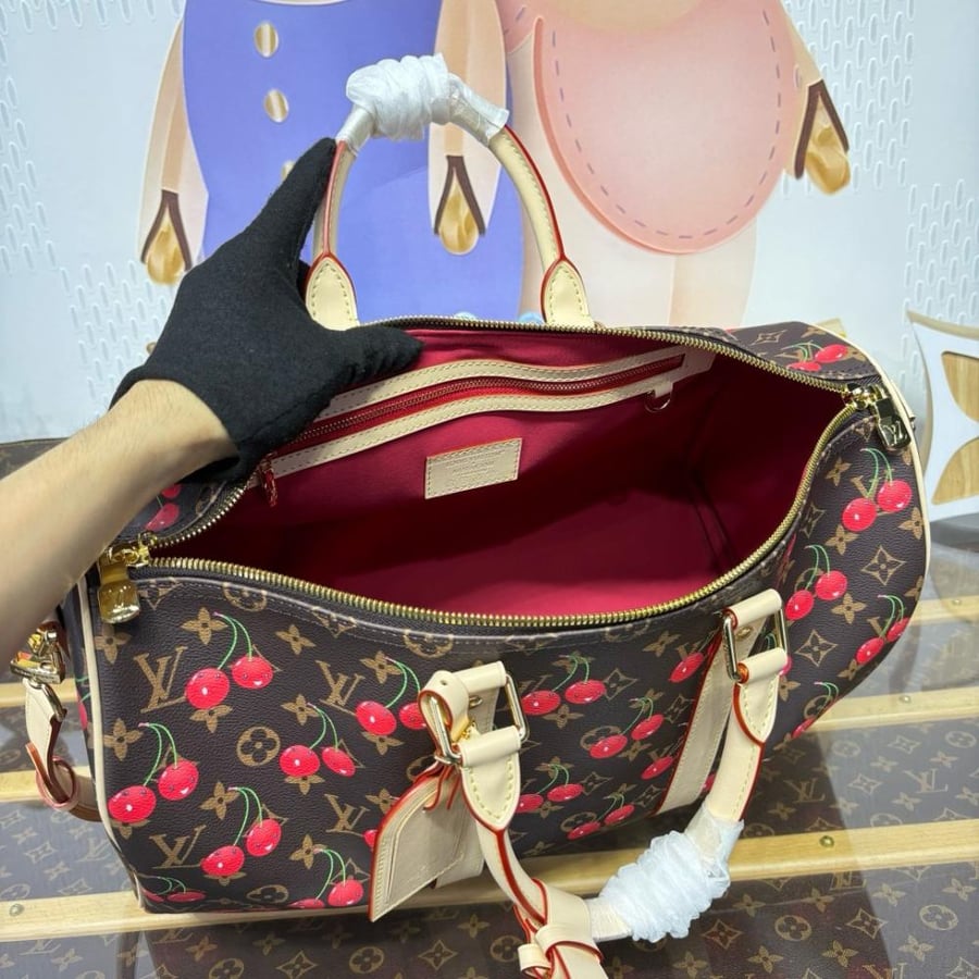 L.v حقيبة سفر