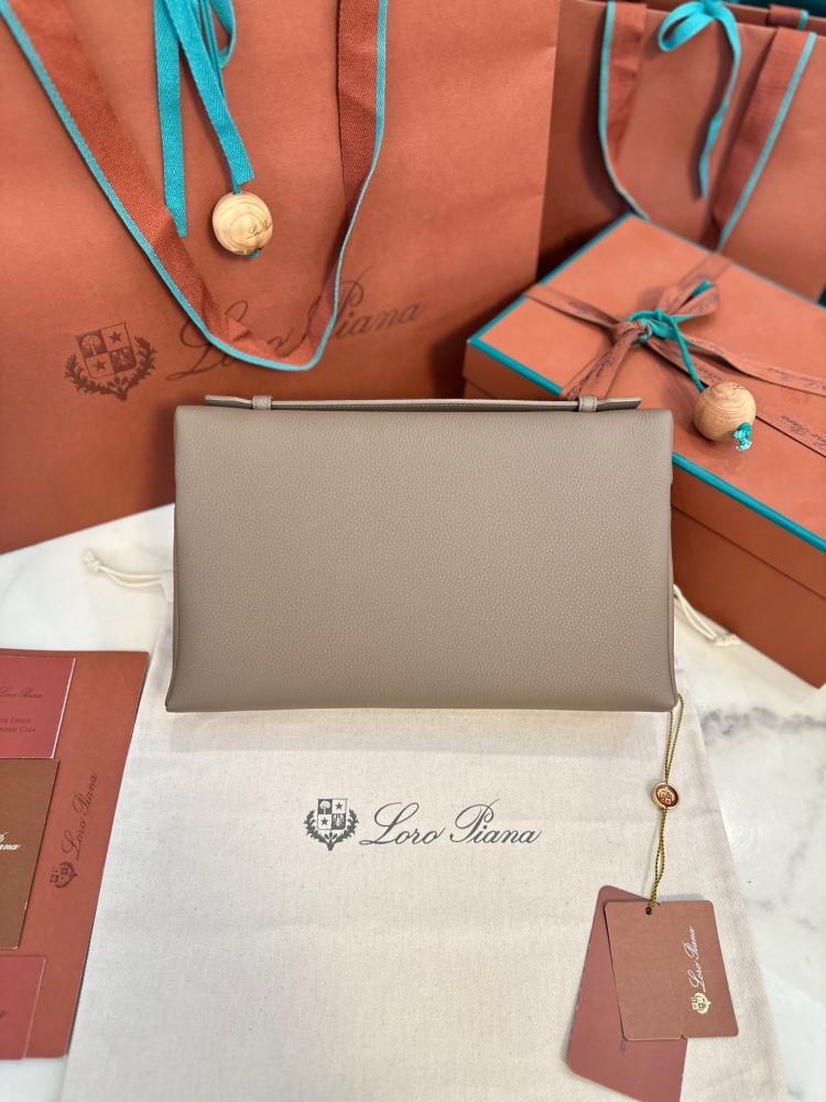 ‏Loro Piana Extra Pouch