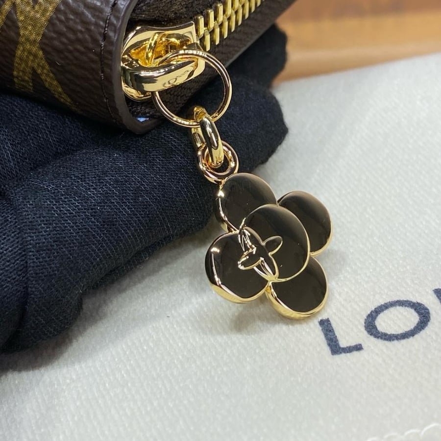 محفظة LV