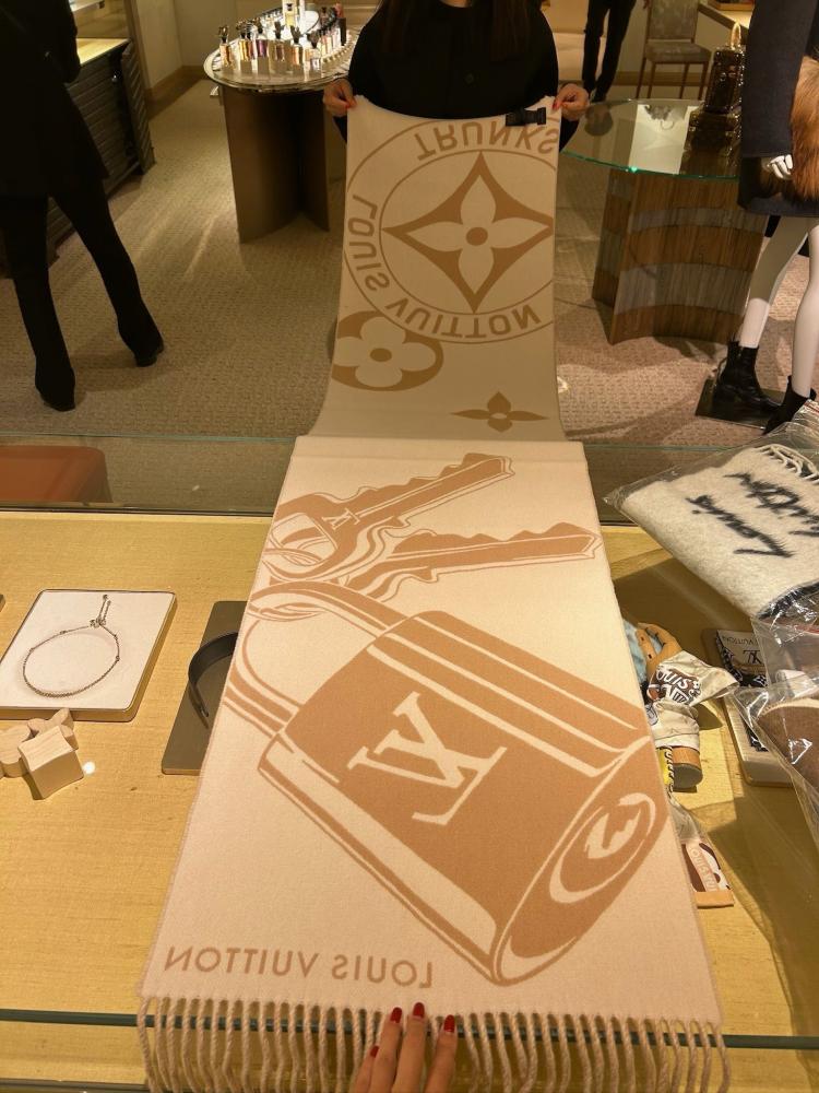 سكارف LV