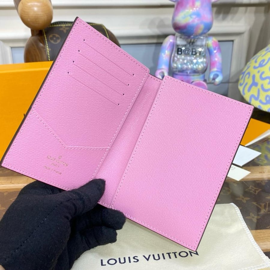 حامل جواز سفر lv
