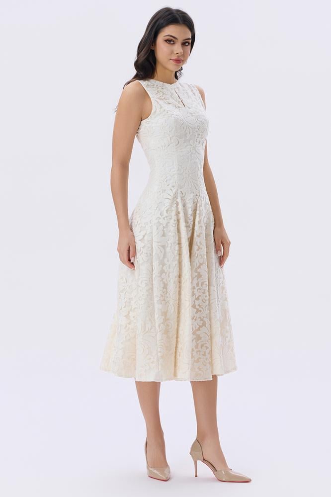 فستان أوف وايت ميدي دانتيل بقصة أنثوية راقية